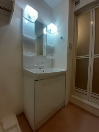 ゆったりとスペースのある洗面所