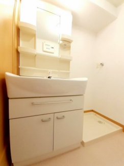 明るい洗面所です