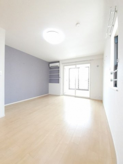 明るい色調の室内です