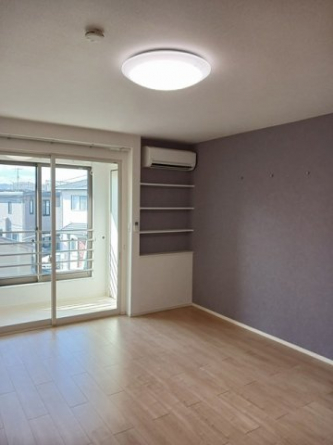 明るい色調の室内です