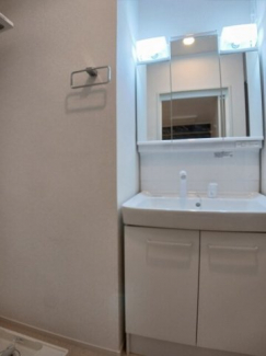 ゆったりとスペースのある洗面所