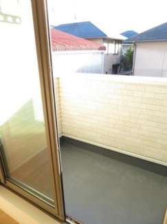 開放的で明るい空間を演出してくれるバルコニーです