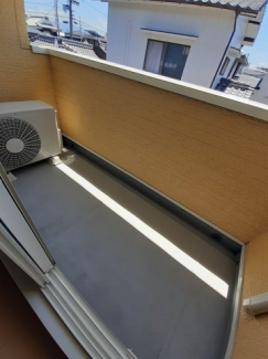 暖かな日差しのふりそそぐバルコニー