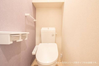 落ち着いた色調のトイレです