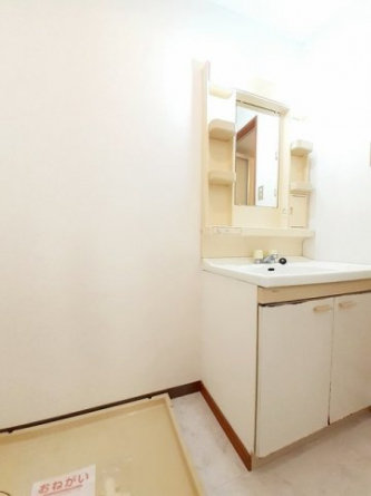 明るい洗面所です