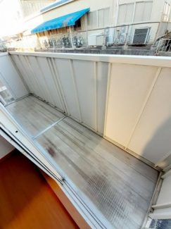 外からの目が気にならないバルコニーで洗濯物が干せます