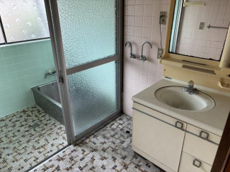 洗面台は交換をオススメします。広さは十分にありますので、洗濯