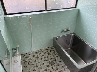 タイル張りですが、そのまま利用可能です。　もちろんユニットバ