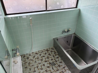 タイル張りですが、そのまま利用可能です。　もちろんユニットバ