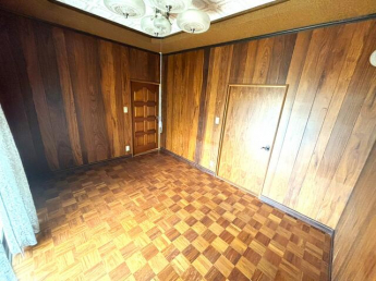 玄関南側の洋室。　お庭も一体とした素敵な空間をつくることもで