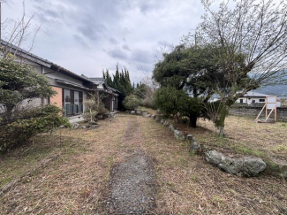 駐車場兼お庭。　季節の木々や花々が楽しめる空間です。