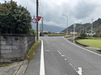 入口前の市道です。　新居浜市阿島からの県道に続きます。