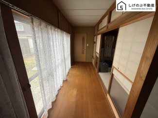 縁側は大きな窓があり、心地よい日差しが差し込みます♪