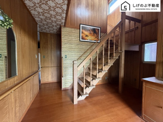 階段は吹抜けになっており、空間が広く感じます。