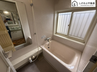 窓付きのバスルームは、明るく換気環境も良好。