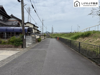 前面道路は約6ｍの広さがございます。車庫入れもスムーズに行えます。