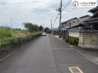 前面道路は約6ｍの広さがございます。車庫入れもスムーズに行えます。