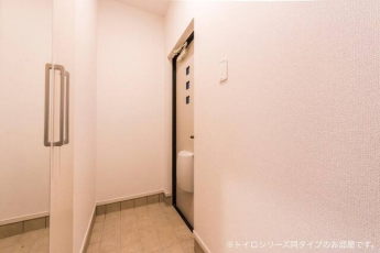 収納もある玄関です