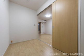 明るい色調の室内です