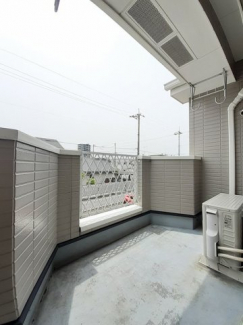 開放的で明るい空間を演出してくれるバルコニーです