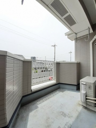 開放的で明るい空間を演出してくれるバルコニーです