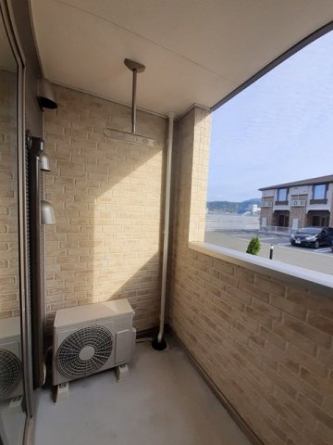 お洗濯にも便利なバルコニー付き