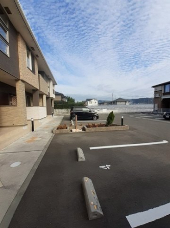 駐車場があるので、車を買う予定の方も安心です