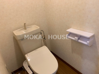 落ち着いた色調のトイレです