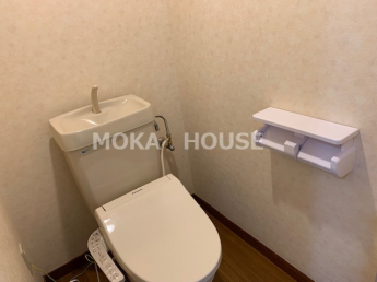 落ち着いた色調のトイレです