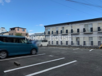 車をお持ちの方に嬉しい駐車場付きの物件です