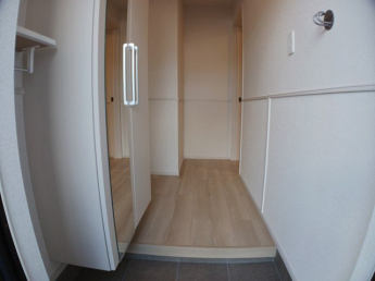 収納もある玄関です