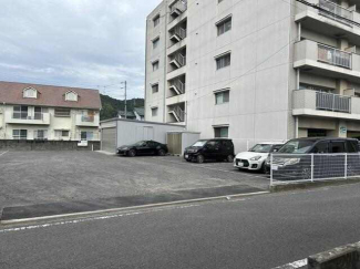 松山市鷹子町の駐車場の画像