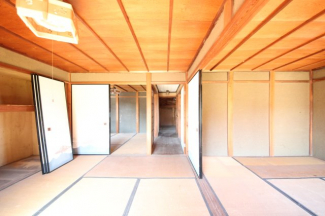 二階和室から通路、奥は収納室