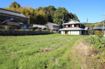 敷地途中から見た建物外観