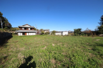 敷地途中から見た建物外観