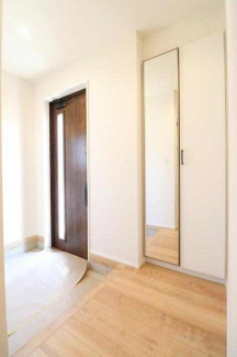 【施工例】玄関には大容量のシューズボックスを完備！鏡がついて