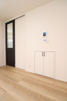 【施工例】リビングには階段下のスペースを利用した収納付き♪