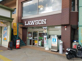 ローソン松山道後駅前店まで682m