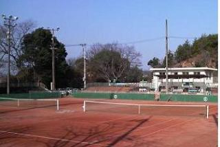 湯月公園テニスコートまで136m