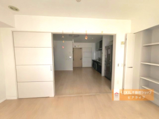 洋室からリビング、一部AIで家具を消しています