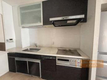 電動収納付キッチン、一部AIで家具を消しています