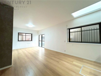 リビングダイニングは家族や友人とのコミュニケーションを楽しむ場所でくつろぎながら食事や会話を楽しめ、多目的に利用できリラックスできる空間です。家庭内の中心として機能し、快適な生活をサポートします。