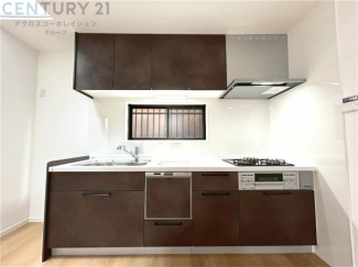 壁付けシステムキッチンはスペースの最大限の有効活用が可能で、動線がスムーズになり調理や準備が快適で効率的に行えます。収納スペースや吊り戸棚が設けられ、調理器具や食器類をスマートに収納できます。