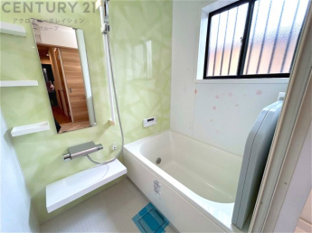 ユニットバスは省スペースでありながら、シンプルな設計と使いやすさを備え、簡便なメンテナンスが可能です。またミラー・小物置き場もあり便利です。