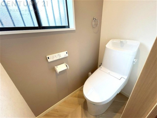 温水洗浄便座付トイレは温水洗浄機能により、暖かい水でおしりを洗浄することができ、冷たい水を使う従来の便座に比べ、温水洗浄機能で暖かいトイレを提供し、快適な使用を可能にします。