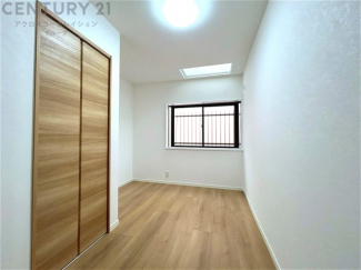 明るい色合いのフローリングとクロスを使用した洋室は家具やインテリアとも調和しやすく空間が広く感じられ開放感を生み出します。自然光を効果的に反射し、室内を明るく保つため、日中の照明使用を抑えられます。