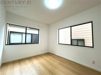 子供部屋…創造性や成長を促す遊びの空間を提供。学習や趣味に集中できる環境を整えます。個別のプライベートスペースは自己表現と自立心を育み、心地よい睡眠環境を整えリラックスできる場所を提供。