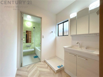 衣服の収納や脱ぎ着や整理整頓がしやすく、湿った衣類を乾燥させるスペースがありカビや臭いの発生を防ぎます。床の汚れを他の部屋に持ち込まず清潔を保つことができます。また快適な入浴環境の整備にも役立ちます。