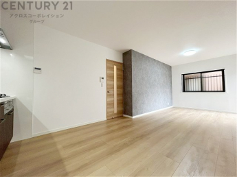 リビングダイニングは家族や友人とのコミュニケーションを楽しむ場所でくつろぎながら食事や会話を楽しめ、多目的に利用できリラックスできる空間です。家庭内の中心として機能し、快適な生活をサポートします。