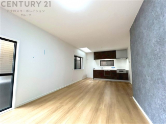 キッチン前のダイニングスペース。ダイニングセットを置いても十分な広さを確保。